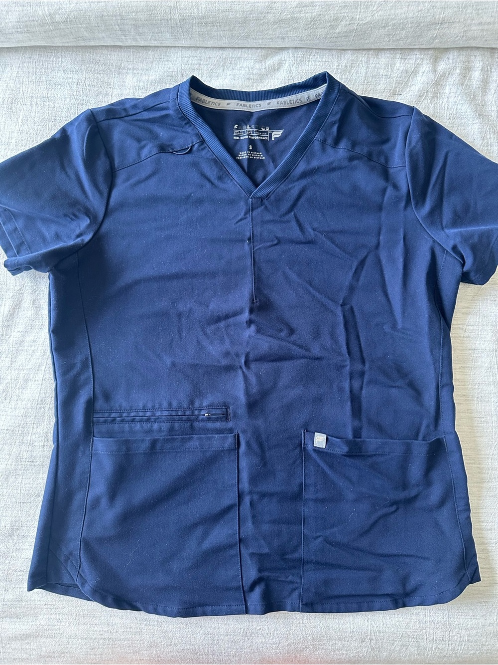 Fabletics Women’s Navy Mode 4-Pocket Scrub Top
